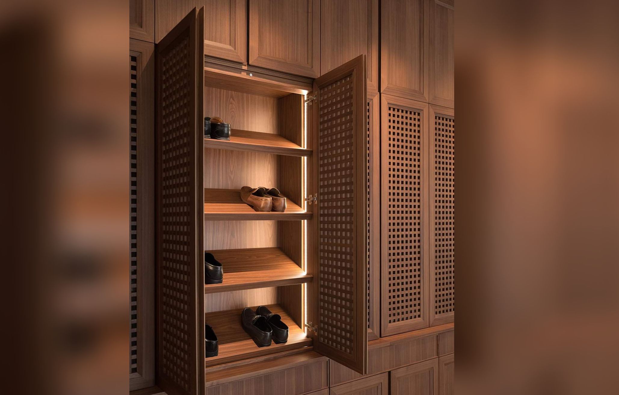 Design Interior Rak Sepatu modern di Cibubur, bahan Hpl Wood , light warm warna Coklat tua mewah di Cibubur  Jakarta timur